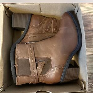 Clarks women’s Tan Leather Boots